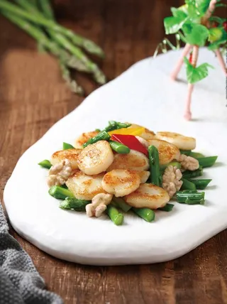 鲜芦笋核桃炒带子图片