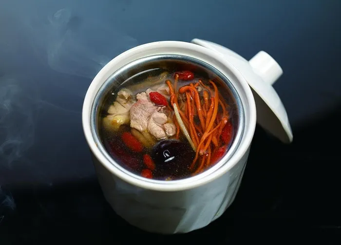 鸡肉虫草花红枣枸杞炖汤图片