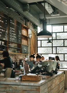 咖啡店忙碌的员工图片