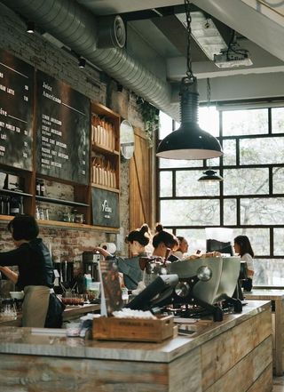 咖啡店忙碌的员工图片