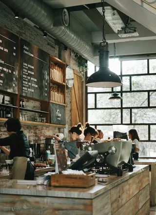 咖啡店忙碌的员工图片