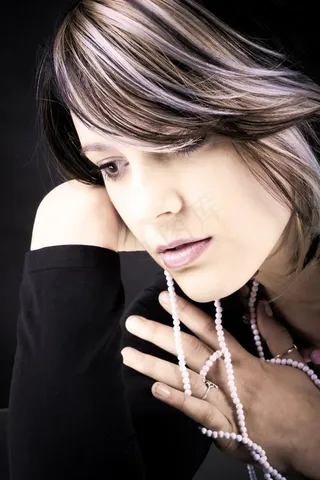 优雅时尚短发美女发型图片