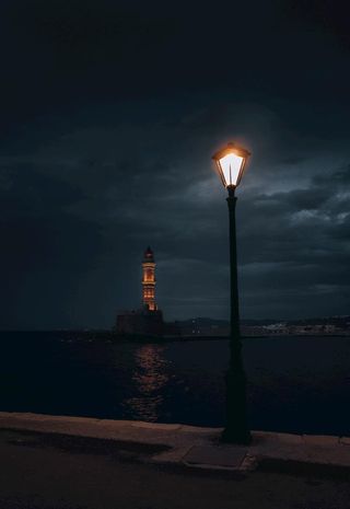 路灯夜晚宁静图片