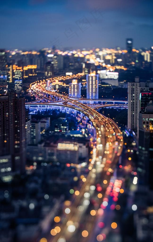 夜景繁华城市道路图片