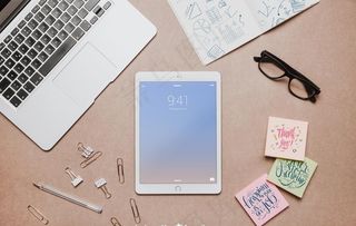 平板电脑工作桌面PSD样机图片