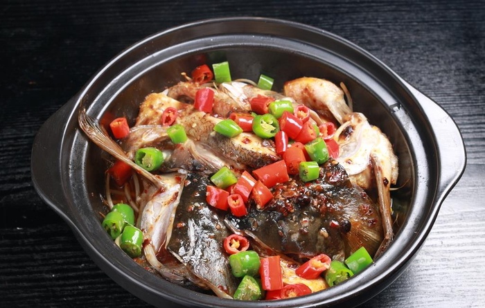 秘制鱼头煲 砂锅鱼头图片