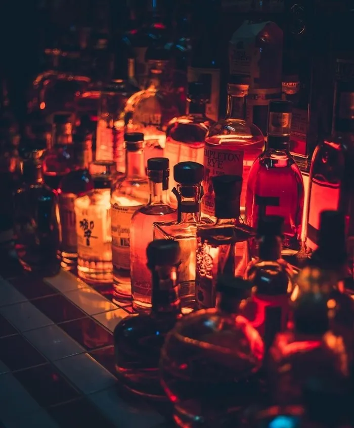 酒吧吧台酒水威士忌酒瓶照片图片