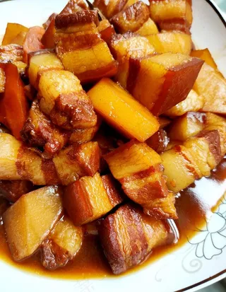 土豆红烧肉图片