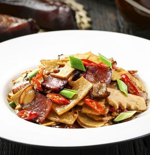 腊肉炒嫩笋尖 图片