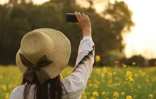 女青年油菜花基地自拍图片