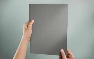 手拿杂志模板图片