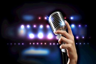 手拿麦克风图片