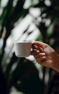 手拿咖啡杯图片