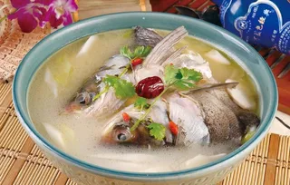 山药鱼头汤图片