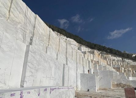 大理石开采矿山图片