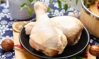 新鲜的鸡肉琵琶腿图片