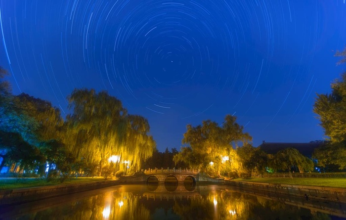 北京大学未名湖畔星轨夜景图片