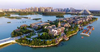 聊城龙堤东昌湖航拍俯瞰全景图片