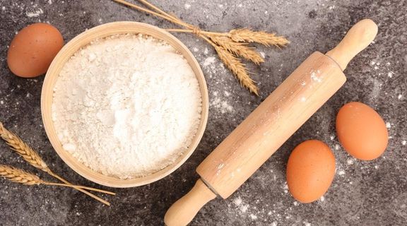 鸡蛋擀面杖面粉摄影图图片