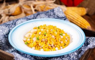 鸡头米炒虾仁玉米图片