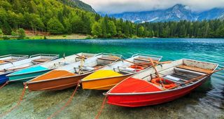 Win11壁纸-多彩的船图片