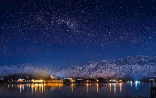 黑夜星空雪山雪景日式建筑风景图片