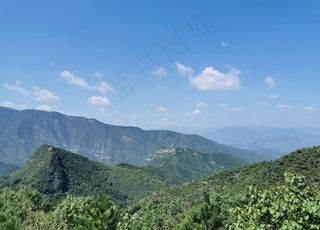蓝天白云群山图图片