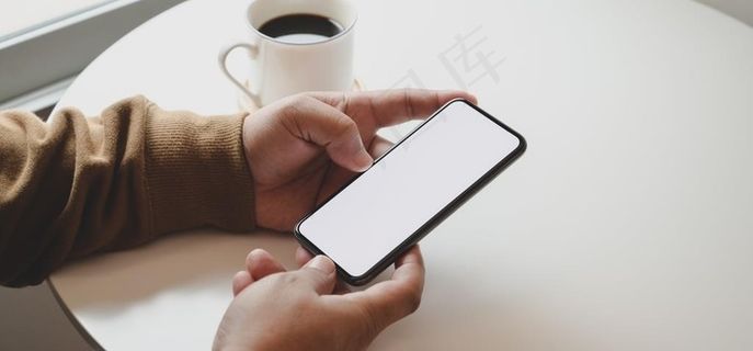 咖啡杯 手拿手机俯视图图片