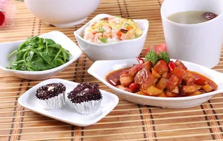 式红烧肉套饭图片