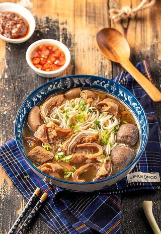 特色牛杂牛肉丸面图片