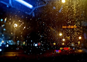 窗外的雨图片