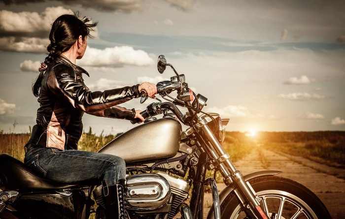 骑摩托车的情侣图片