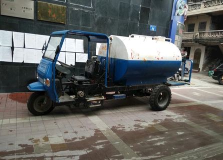 洒水车图片