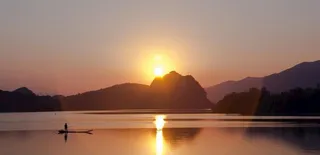 肇庆星湖卧佛吞日图片