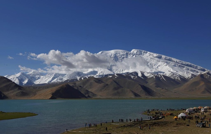 蓝天 墓士塔格峰图片