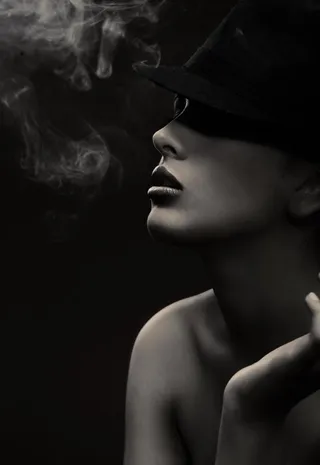 抽烟的美女图片