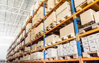 正在运输货物的运输车高清摄影图片