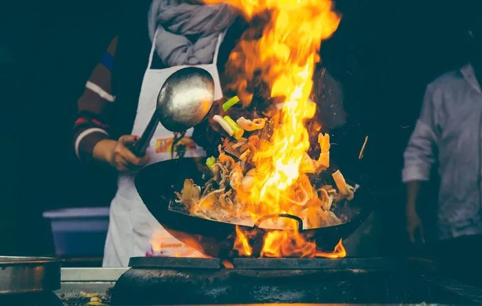 忙碌烹饪的厨师图片 忙碌烹饪的厨师图片
