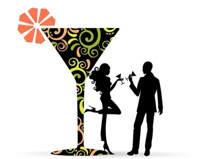 和鸡尾酒的情侣图片