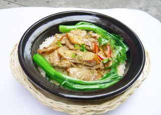 咸鱼肉片煲仔饭图片