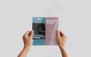 手拿折页样机效果图片
