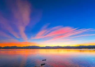 色彩斑斓的洱海晨曦图片