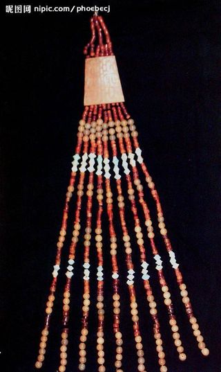 玉牌联珠串饰图片