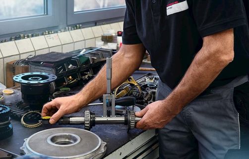 汽车零件维修图片