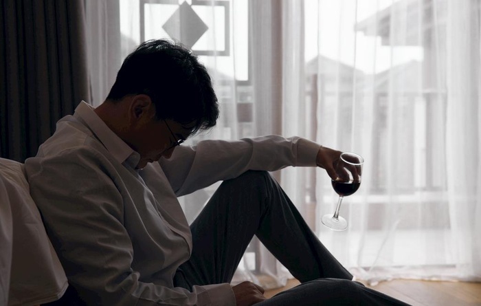 居家中年失业男性撒文件形象图片