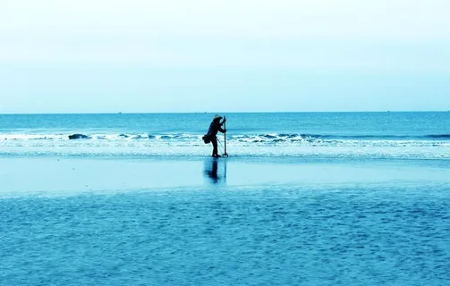 北海银滩挖贝壳的渔民图片