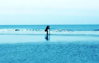 北海银滩挖贝壳的渔民图片