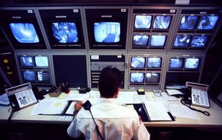 安防控制室人员图片
