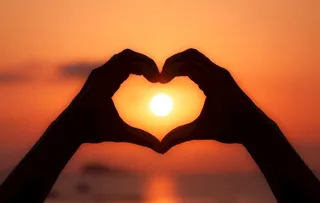 夕阳 爱心手势4k壁纸图片