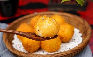 油炸元宵汤圆摄影图片